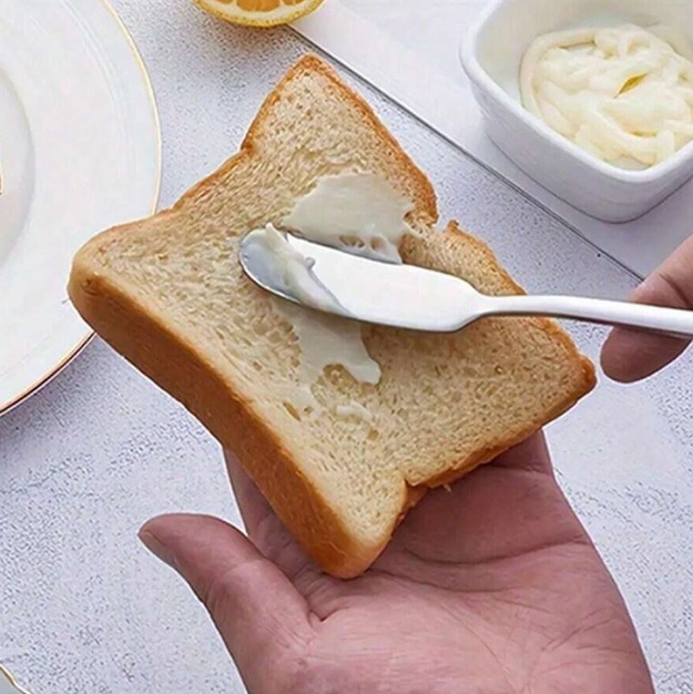 Cutit special pentru unt, creme si aperitive